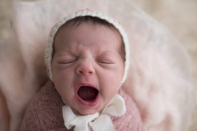 Bebê bocejando - Laura Alzueta