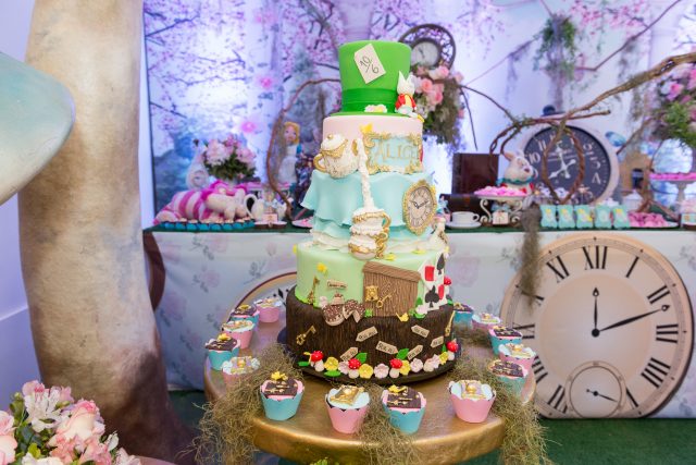 mesa de doces e bolo festa temática alice no pais das maravilhas fotografa de aniversario fotografia de festas infantis sp