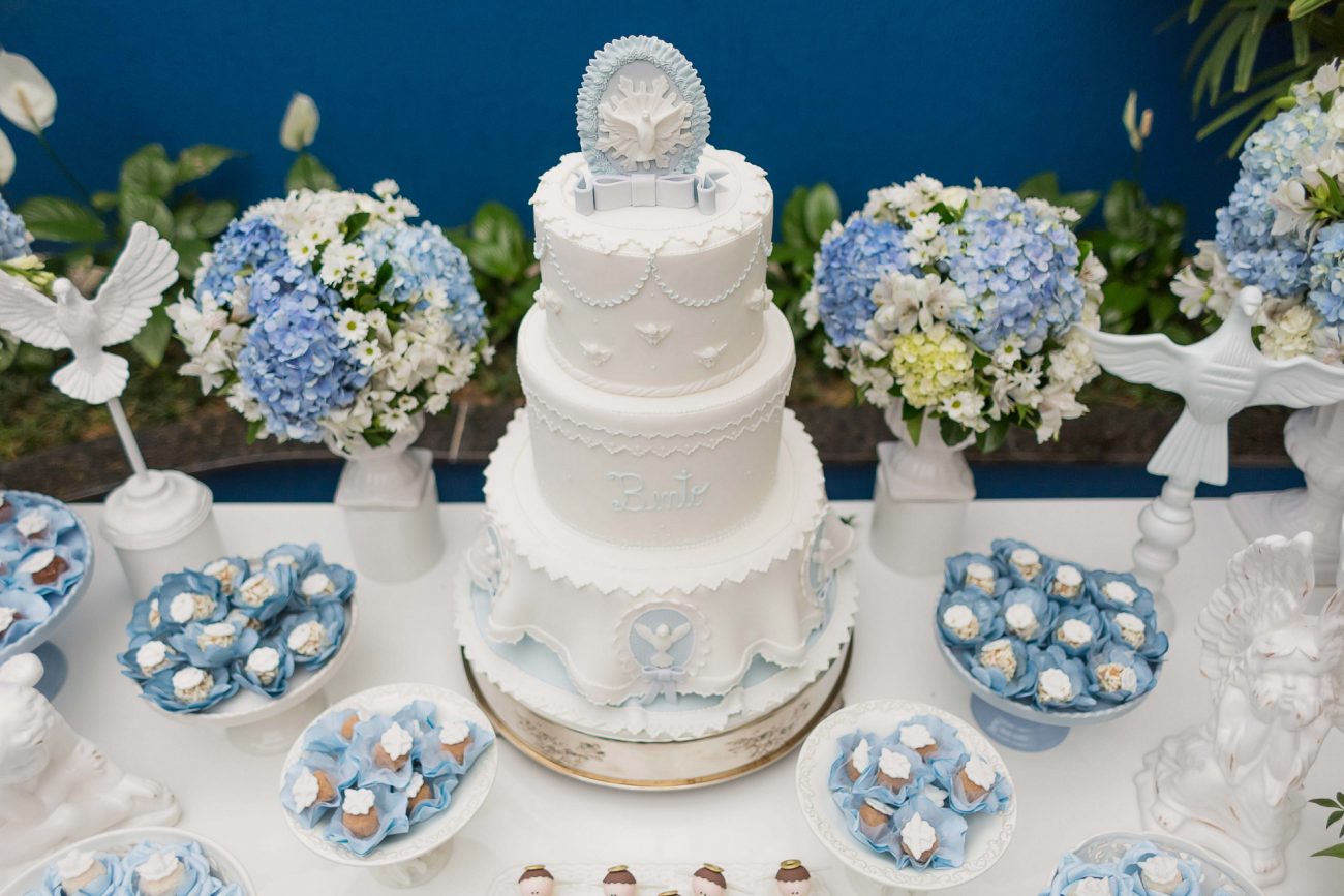 mesa de bolo decoração de batizado de menino branco e azul fotografia de batizado sp são paulo pinheiros