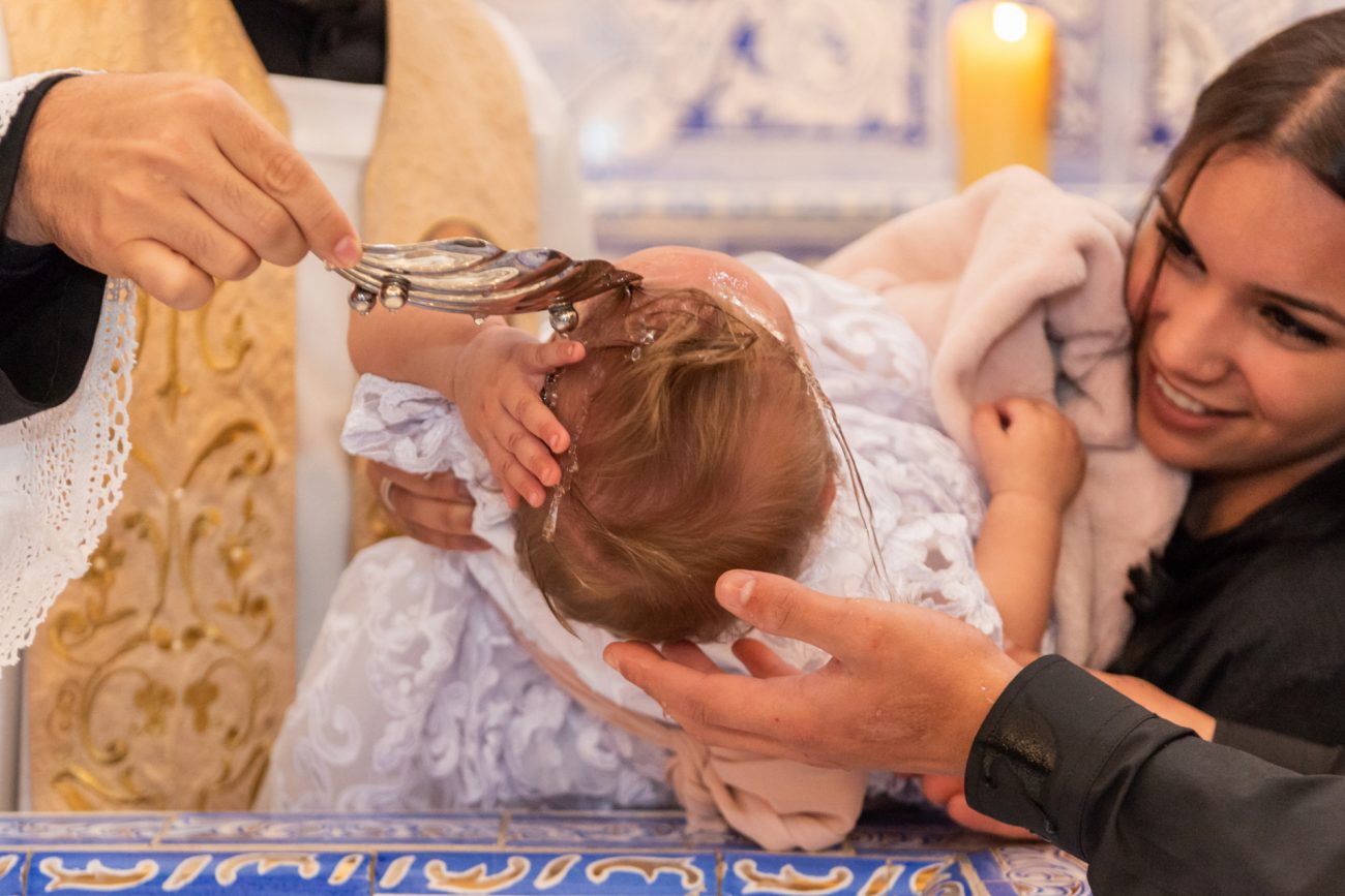 criança sendo batizada fotografia de batizado sp fotógrafa de festas infantis