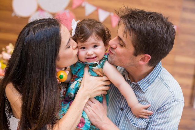 pais beijando bebê em festa infantil fotógrafa de familia fotografia de festas infantis sp são paulo