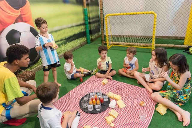 crianças brincando comendo frutas suco decoração festa temática dragão fotografa de aniversario fotografia de festas infantis sp são paulo