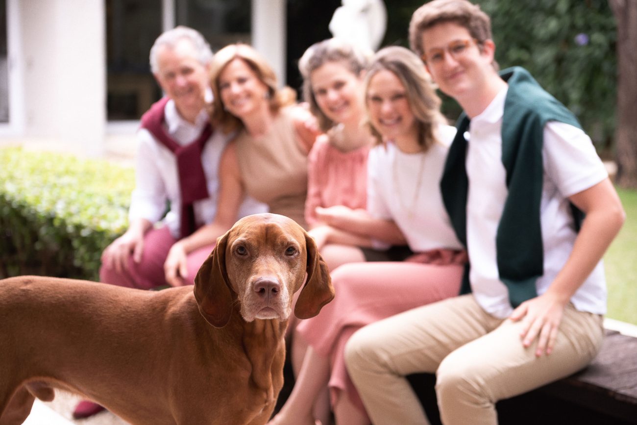 ensaio lifestyle de família com cachorro na casa dos clientes por fotógrafa laura alzueta fotografia de familia em são paulo