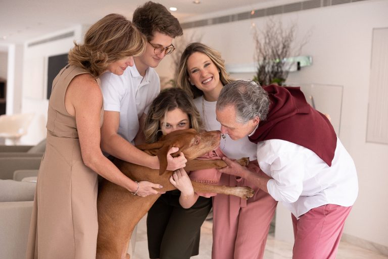 ensaio lifestyle de família na casa dos clientes por fotógrafa laura alzueta fotografia de familia em são paulo