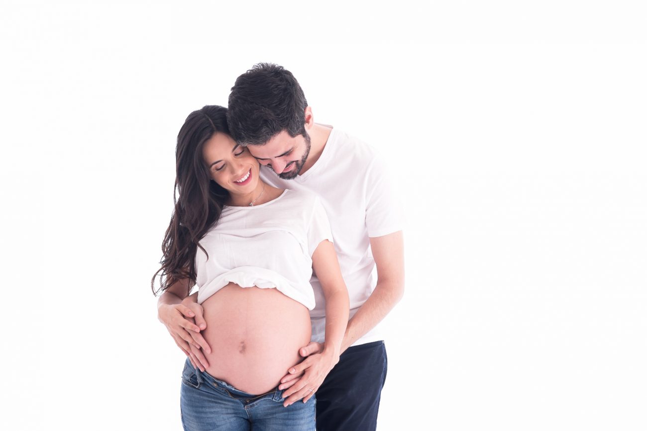 foto de casal mulher grávida luz natural book de gestante fotos de grávida em estúdio de fotografia zona oeste de são paulo fotógrafa laura alzueta