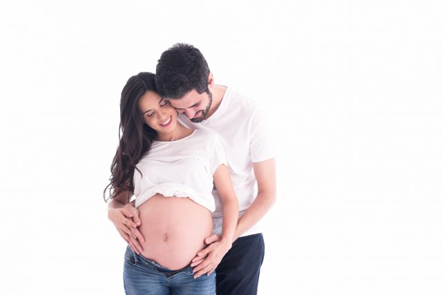 foto de casal mulher grávida luz natural book de gestante fotos de grávida em estúdio de fotografia zona oeste de são paulo fotógrafa laura alzueta