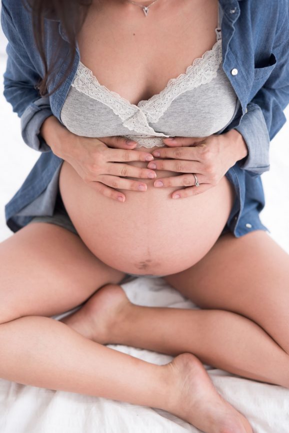 foto de barriga de grávida book de gestante fotos de grávida em estúdio de fotografia zona oeste de são paulo fotógrafa laura alzueta