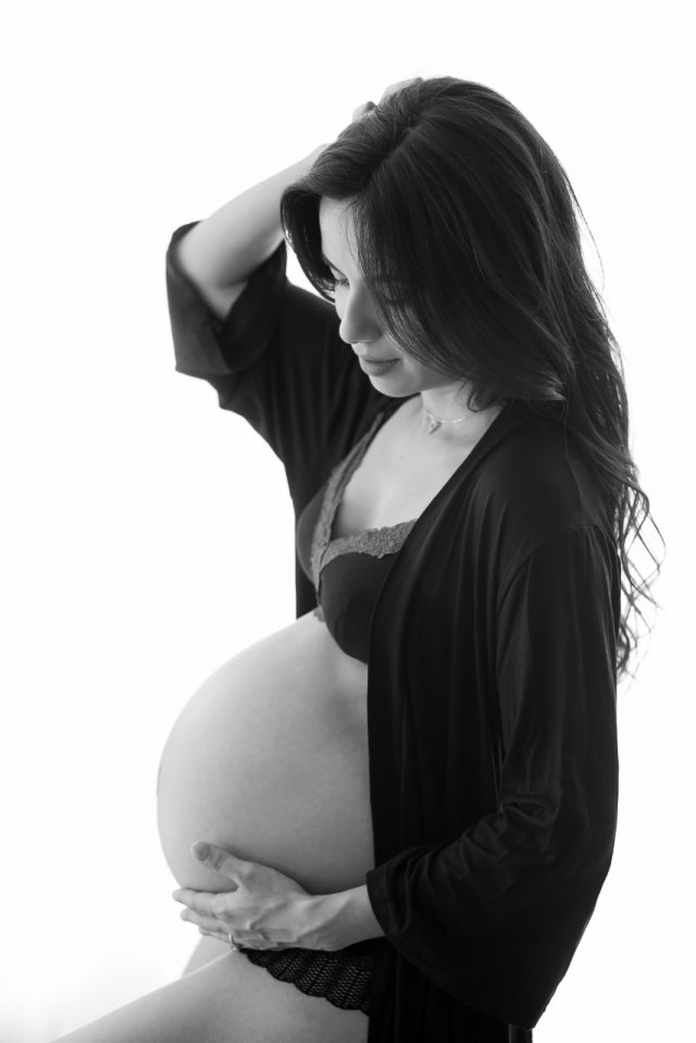 foto de gestante luz natural book de gestante fotos de grávida em estúdio de fotografia zona oeste de são paulo fotógrafa laura alzueta