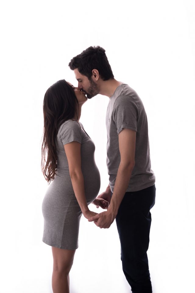 casal se beijando em ensaio de gestante luz natural book de gestante fotos de grávida em estúdio de fotografia zona oeste de são paulo fotógrafa laura alzueta