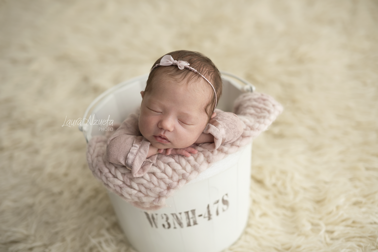 manuseio do bebê posições seguras conforto e posicionamento do bebê estúdio de fotografia newborn fotógrafa especializada em bebês recém-nascidos importância da ABFRN associação de fotógrafos recém-nascidos