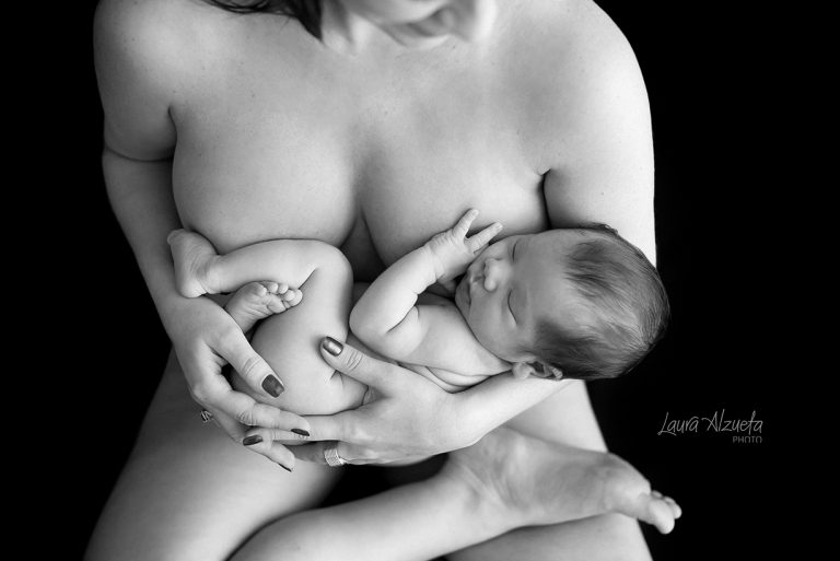 fotografia nu mãe e bebê semana da amamentação o que é amamentar como é amamentar fotografia de mães e filhos fotos de amamentação fotografia newborn sp fotografia de bebês estúdio de fotografia em pinheiros fotógrafa laura alzueta