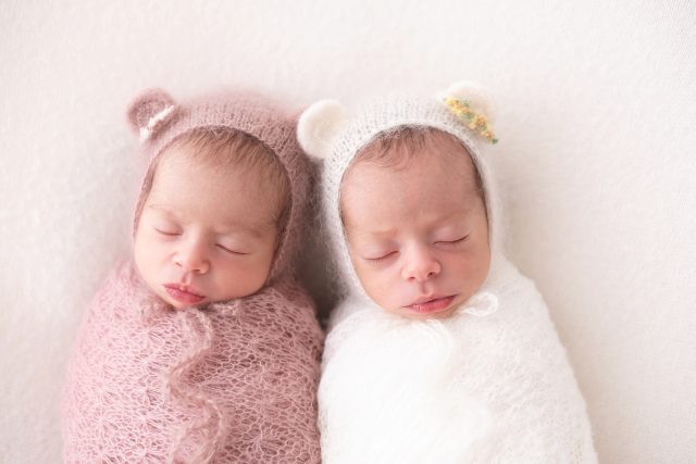 ensaio newborn com gêmeos fotografia clean com bebês em estudio fotográfico fotógrafa laura alzueta