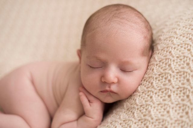 poses de bebê de barriga para baixo bebê sem roupa em puff no estúdio fotográfico laura alzueta quais as poses mais comuns no ensaio newborn