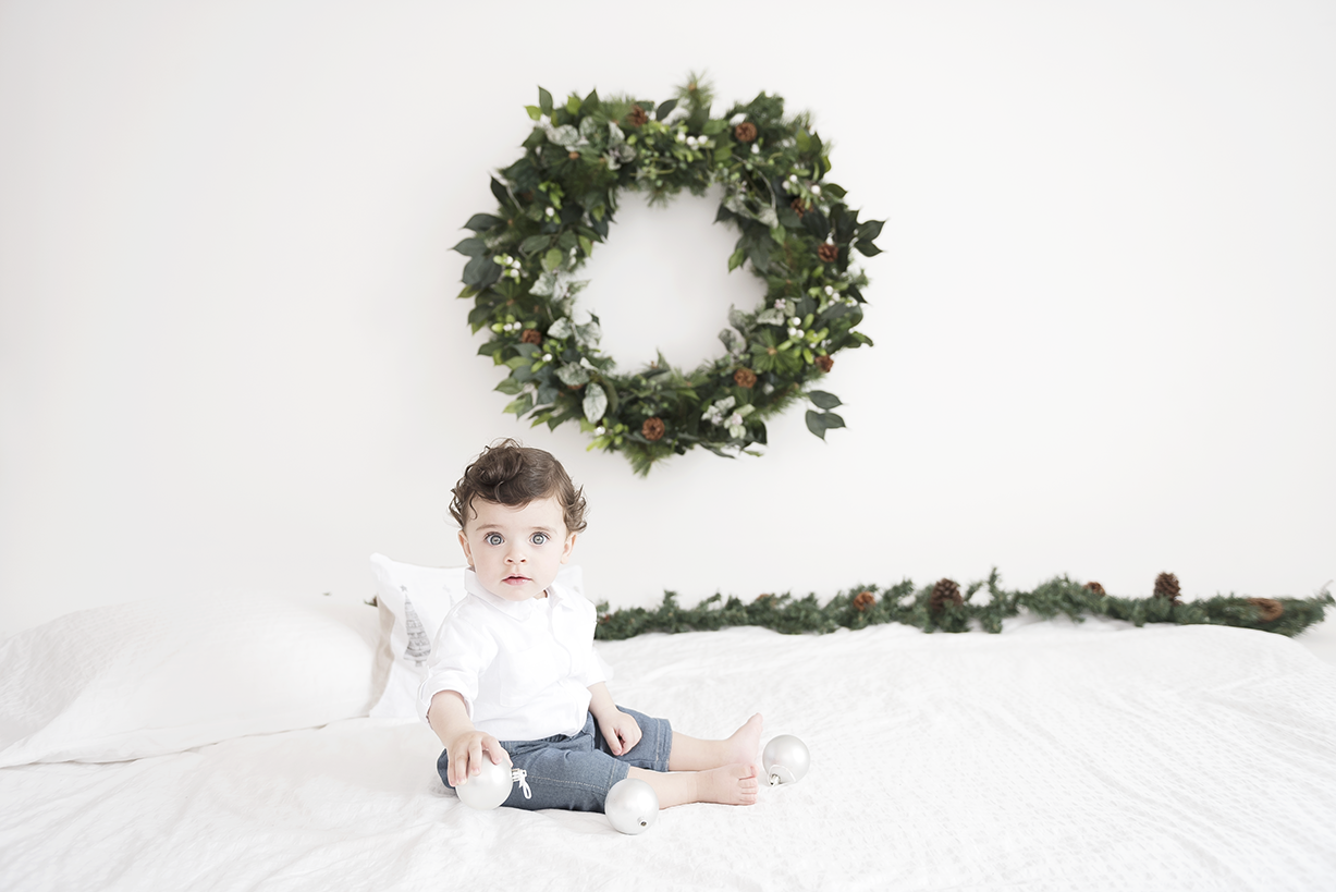 fotos de bebês fofos em estúdio decorado com tema de natal laura alzueta