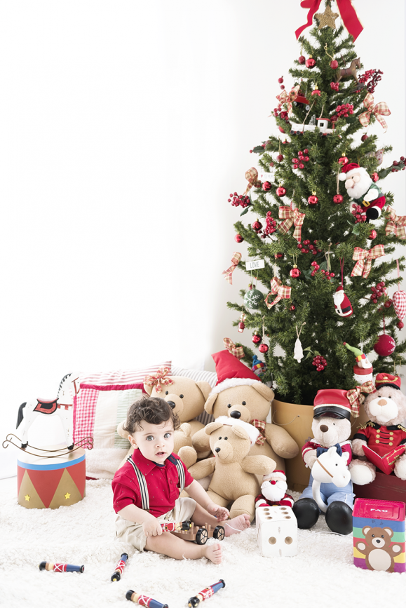 fotos de bebês fofos em estúdio decorado com tema de natal laura alzueta