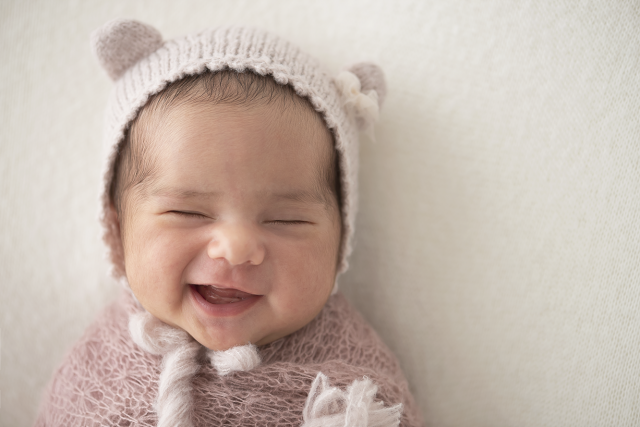 bebê recém-nascida fofa sorrindo com touca de ursinho caretas de recém-nascidos fotos de bebê sorrindo no estúdio de fotografias laura alzueta zona oeste de são paulo pinheiros