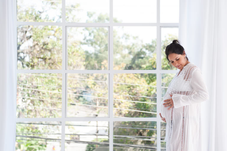 book gravida luz natural em estudio fotografico fotos de gestante fotografa laura alzueta