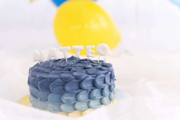 bolo smash the cake em ensaio de fotos de bebê de um ano bolo azul com detalhes pasta americana confeitaria luana são paulo