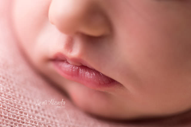 fotos newborn detalhe da boca do bebê fotos fofas de crianças fotografia de recém-nascidos por fotógrafa laura alzueta
