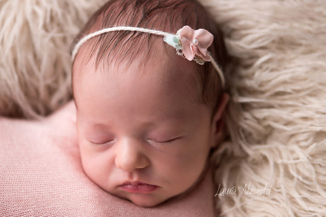 fotos newborn bebê recém-nascida em ensaio de fotografia no estúdio laura alzueta sp