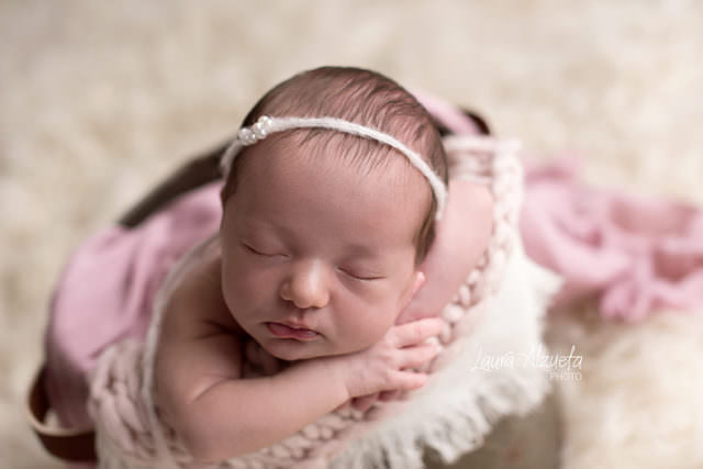 fotos newborn fotografia de recém-nascidos menina em ensaio de fotos em estúdio laura alzueta props mantas tecidos leves