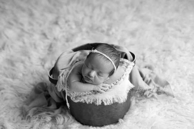 fotos newborn p&b preto e branca de bebê recém-nascido fotógrafa laura alzueta