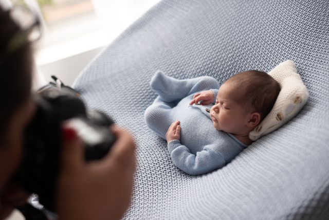 fotos de recém-nascidos, menino em sessão fotografia newborn