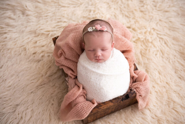 diminuir tempo do ensaio newborn, ensaio recém-nascido, fotos de recém-nascido, fotografia newborn, aprender fotografia newborn, como fazer wrap, bebê no wrap