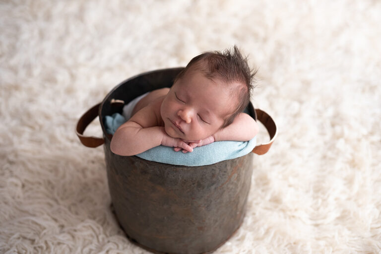 foto de recém-nascido dentro do baldinho, as melhores poses para ensaio newborn, foto newborn em estúdio, quais poses para fotos newborn