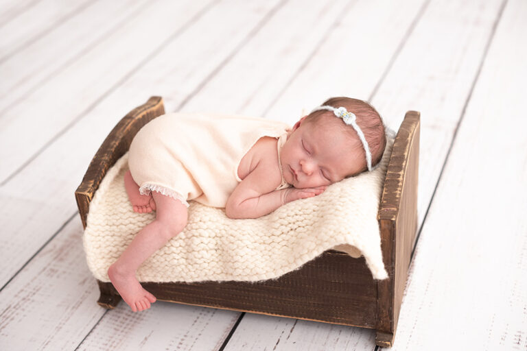 como fazer o bebê dormir no ensaio newborn, o sono no ensaio newborn, ensaio newborn sp, fotografa newborn sp, pose do bebe no puff, pose do bebê dormindo na cama