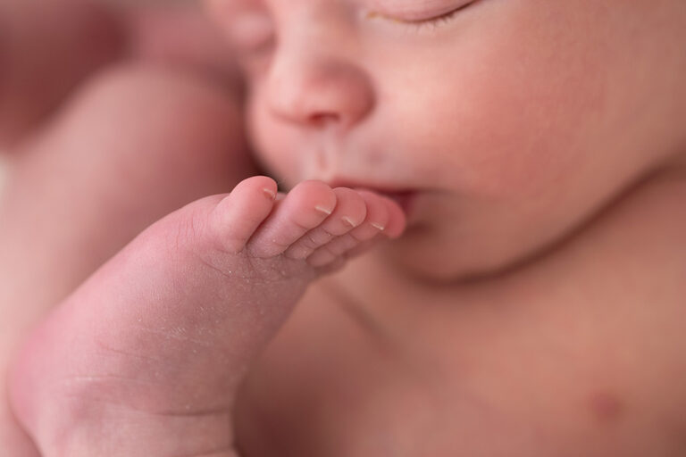 dúvidas sobre ensaio newborn, foto de detalhe recém-nascido, ensaio newborn, book newborn, ensaio com recém-nascido, detalhe do ensaio newborn, foto de bebê no prop