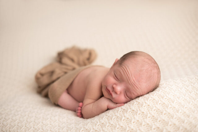 dúvidas sobre ensaio newborn, ensaio newborn, book newborn, ensaio com recém-nascido, poses de recém-nascido, foto de recém-nascido no puff