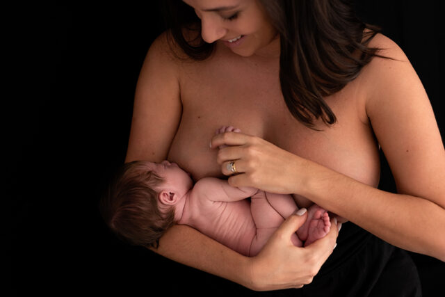 por que amamentação é importante na fotografia, mulher amamentando, criança pequena mamando, fotografia de amamentação, ensaio da amamentação