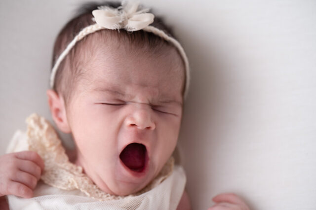 erros comuns na fotografia newborn, ensaio newborn, fotos newborn, foto de recém-nascido bocejando