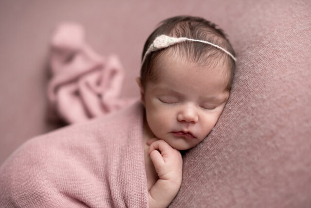 erros comuns na fotografia newborn, ensaio newborn, fotos newborn, foto de recém nascido no puff, pose no puff ensaio newborn
