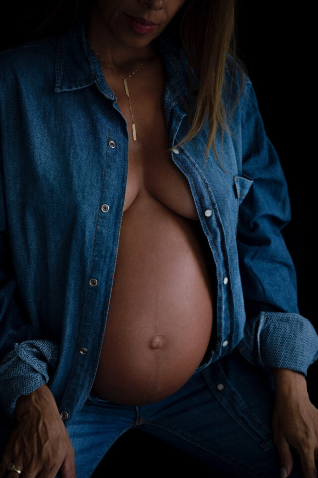 ensaio de gestante, ensaio gestação, detalhe do ensaio gestante com a mão na barriga, fotografia da gravidez
