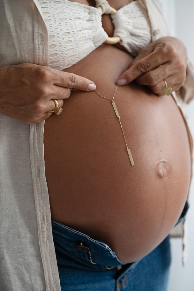 ensaio de gestante, ensaio gestação, detalhe do ensaio gestante com a mão na barriga, fotografia da gravidez