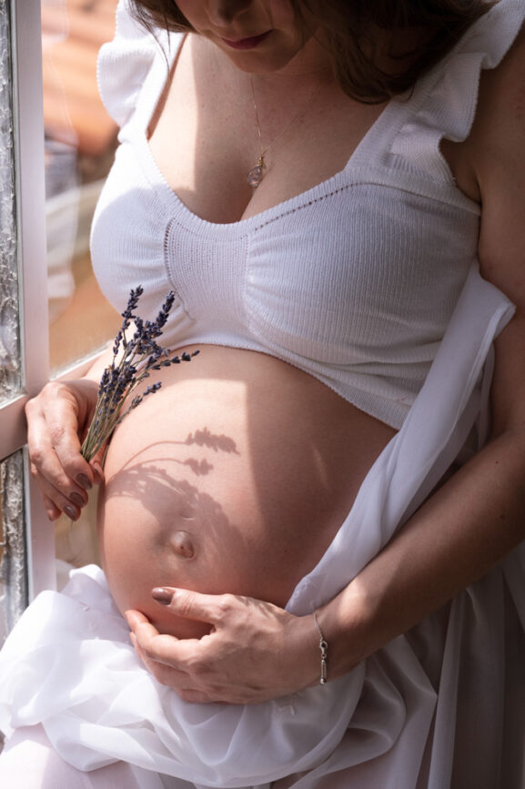 foto de detalhe da barriga, ensaio de gestante, sessão de grávida, registro transformação no corpo durante a gestação, fotos da gestação, ensaio de gravida
