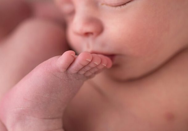 dúvidas sobre ensaio newborn, foto de detalhe recém-nascido, ensaio newborn, book newborn, ensaio com recém-nascido, detalhe do ensaio newborn, foto de bebê no prop