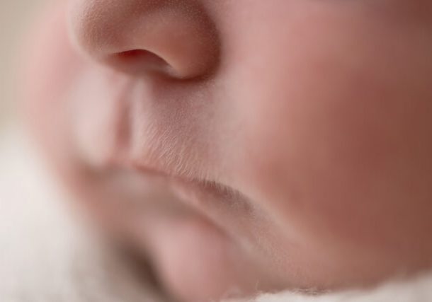 detalhe de bebê em ensaio newborn, por que incluir ensaio newborn no enxoval do bebê, fotografia newborn em SP, ensaio newborn natural