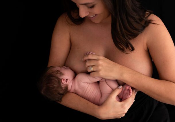 por que amamentação é importante na fotografia, mulher amamentando, criança pequena mamando, fotografia de amamentação, ensaio da amamentação