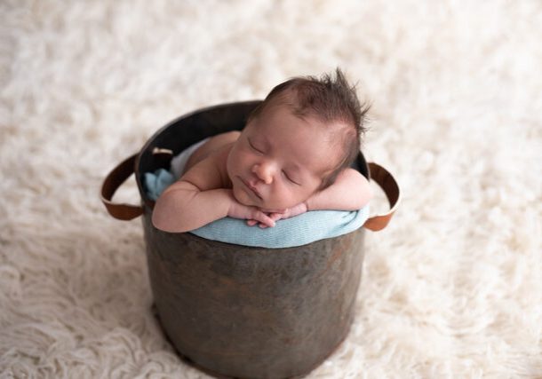 foto de recém-nascido dentro do baldinho, as melhores poses para ensaio newborn, foto newborn em estúdio, quais poses para fotos newborn