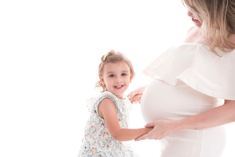 ensaio gestante com segundo filho fotos de mães com filhos mais velho ensaio gestante fotógrafa sp laura alzueta foto com luz natural na janela estudio