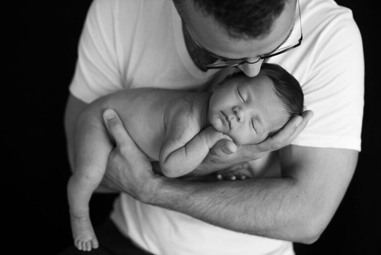 ensaio newborn, ensaio com bebês, ensaio com bebês em família, fotos de recém-nascido, ensaio com recém nascido, acompanhamento de bebês, poses ensaio newborn, ensaio newborn com pai, foto pai e bebê